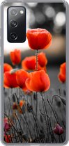 Geschikt voor Samsung Galaxy S20 FE hoesje - Rode Klaprozen tegen zwarte met witte achtergrond - Siliconen Telefoonhoesje