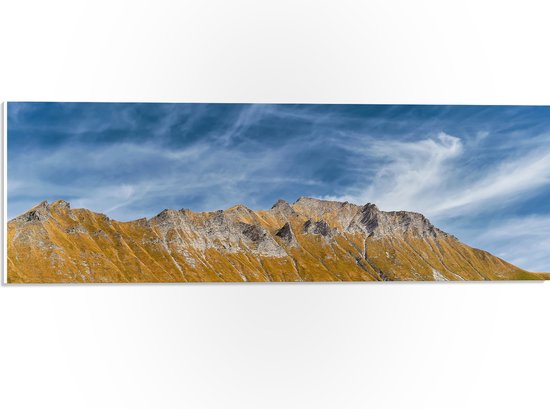 PVC Schuimplaat - Schapen Wolken boven Stijle Berg - 60x20 cm Foto op PVC Schuimplaat (Met Ophangsysteem)