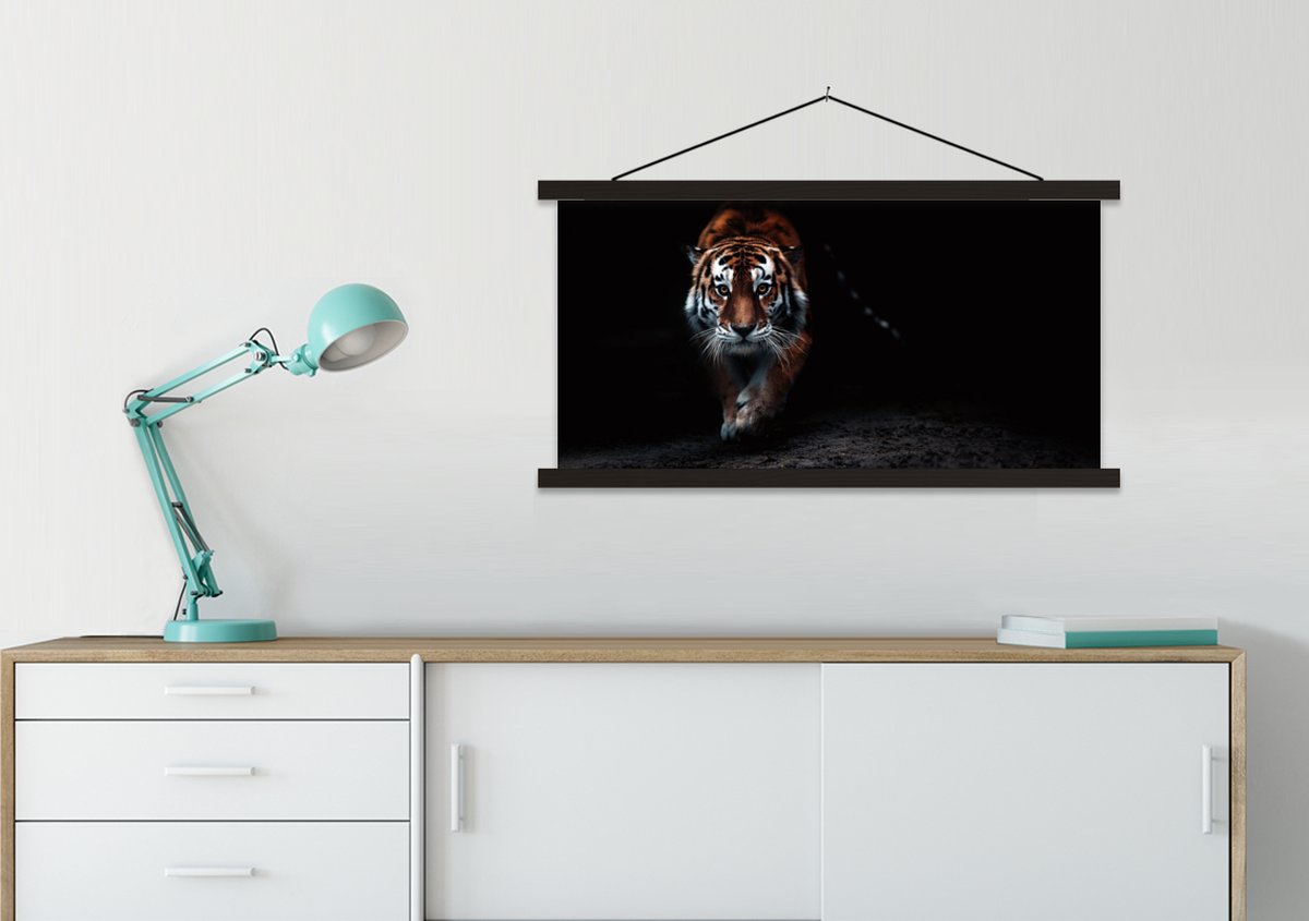 Posterhanger incl. Poster 90x45 cm - Schoolplaat - Dieren - Tijger - Zwart - Wild - Portret - Textielposter - Zwarte latten
