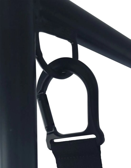 Zwarte karabijnhaak aan zwarte stoffen band, verbonden aan een metalen frame.