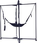 Zwarte sling stand met een stoffen hangmat en meerdere zwarte banden.