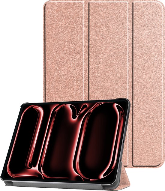 Un étui pour tablette rose doré texturé cuir, ouvert et en position support.