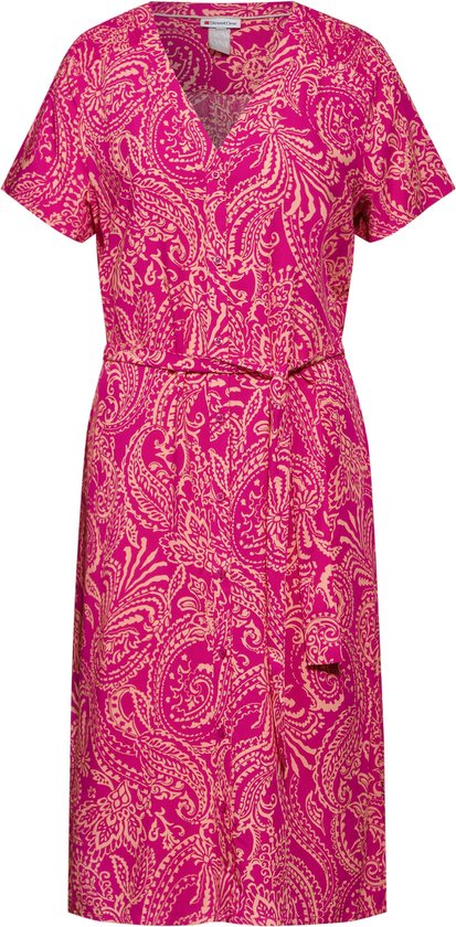 Robe rose à imprimé cachemire intégral, manches courtes et ceinture.