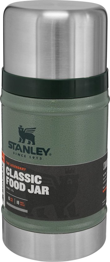 Le pot alimentaire Stanley Classic vert de 0,7 L avec couvercle argenté et bande vert foncé. L'étiquette indique "CLASSIC FOOD JAR" et "15 HRS HOT / 18 HRS COLD".