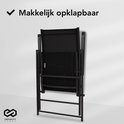 Zwarte inklapbare tuinstoel, half ingeklapt, met de tekst 'Makkelijk opklapbaar'.