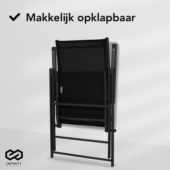 Zwarte inklapbare tuinstoel, half ingeklapt, met de tekst 'Makkelijk opklapbaar'.