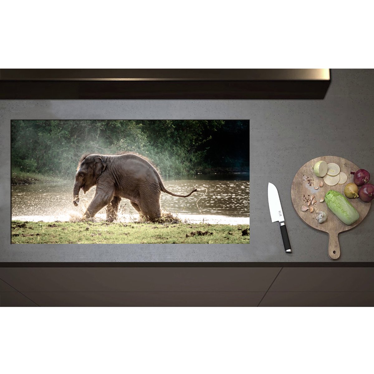 Inductieplaat Beschermer - Baby Olifant Spelend in Meer in Regenwoud - 95x50 cm - 2 mm Dik - Inductie Beschermer - Bescherming Inductiekookplaat - Kookplaat Beschermer van Wit Vinyl