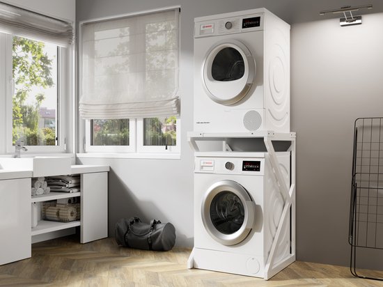 Een moderne wasruimte met witte wasmachine en droger gestapeld op een wit metalen rek. Raam met uitzicht op groen.