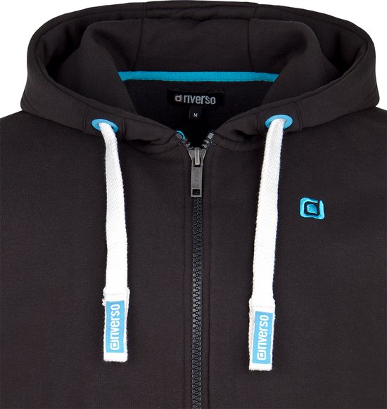 Close-up van een donkergrijze hoodie met capuchon, rits en witte trekkoorden.