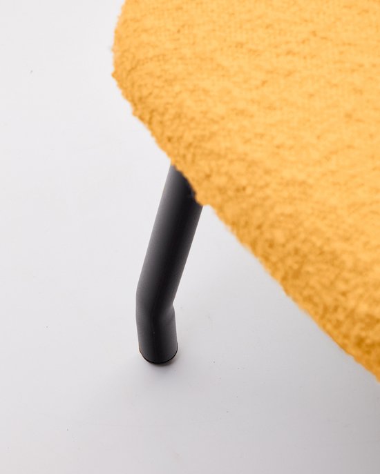 Kave Home - Repose-pieds Belina en peau de mouton couleur moutarde et acier noir.