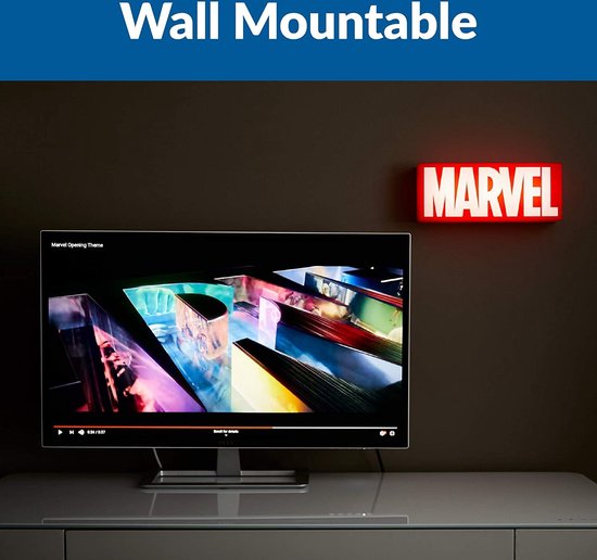 Marvel logo licht, rood met witte letters, aan de muur gemonteerd naast een tv.