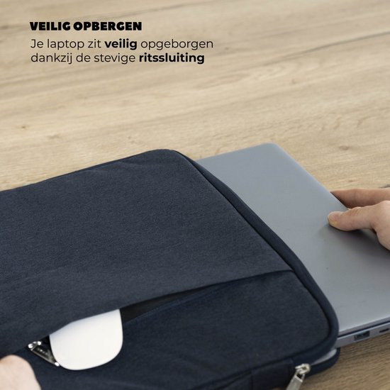 Donkerblauwe laptoptas, een persoon haalt een laptop uit het voorvak.