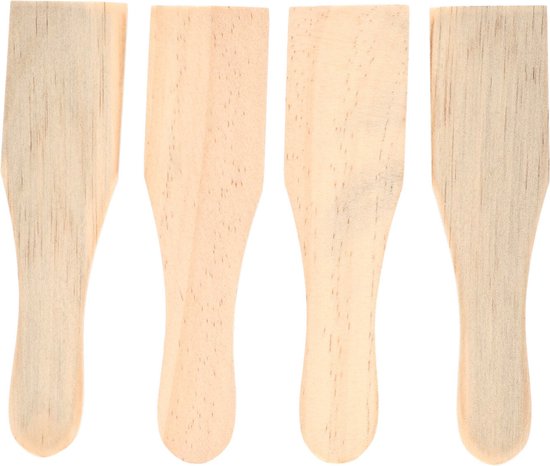 Vier kleine houten raclette spatels, met lichte houtnerf, witte achtergrond.