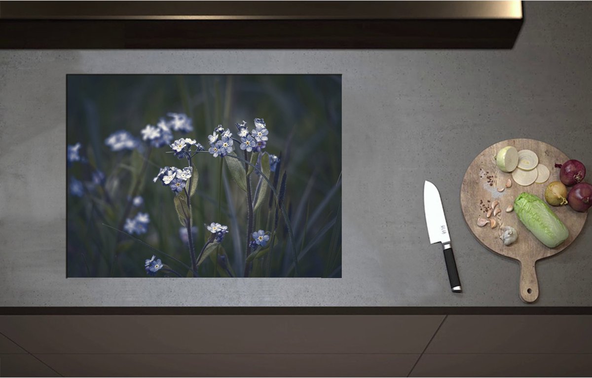 Inductieplaat Beschermer - Blauwe Vergeet-Mij-Nietjes Bloemen - 70x52 cm - 2 mm Dik - Inductie Beschermer - Bescherming Inductiekookplaat - Kookplaat Beschermer van Zwart Vinyl