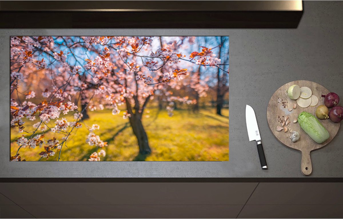 Inductieplaat Beschermer - Bloeiende Bloesem aan Boom in het Park - 95x55 cm - 2 mm Dik - Inductie Beschermer - Bescherming Inductiekookplaat - Kookplaat Beschermer van Wit Vinyl