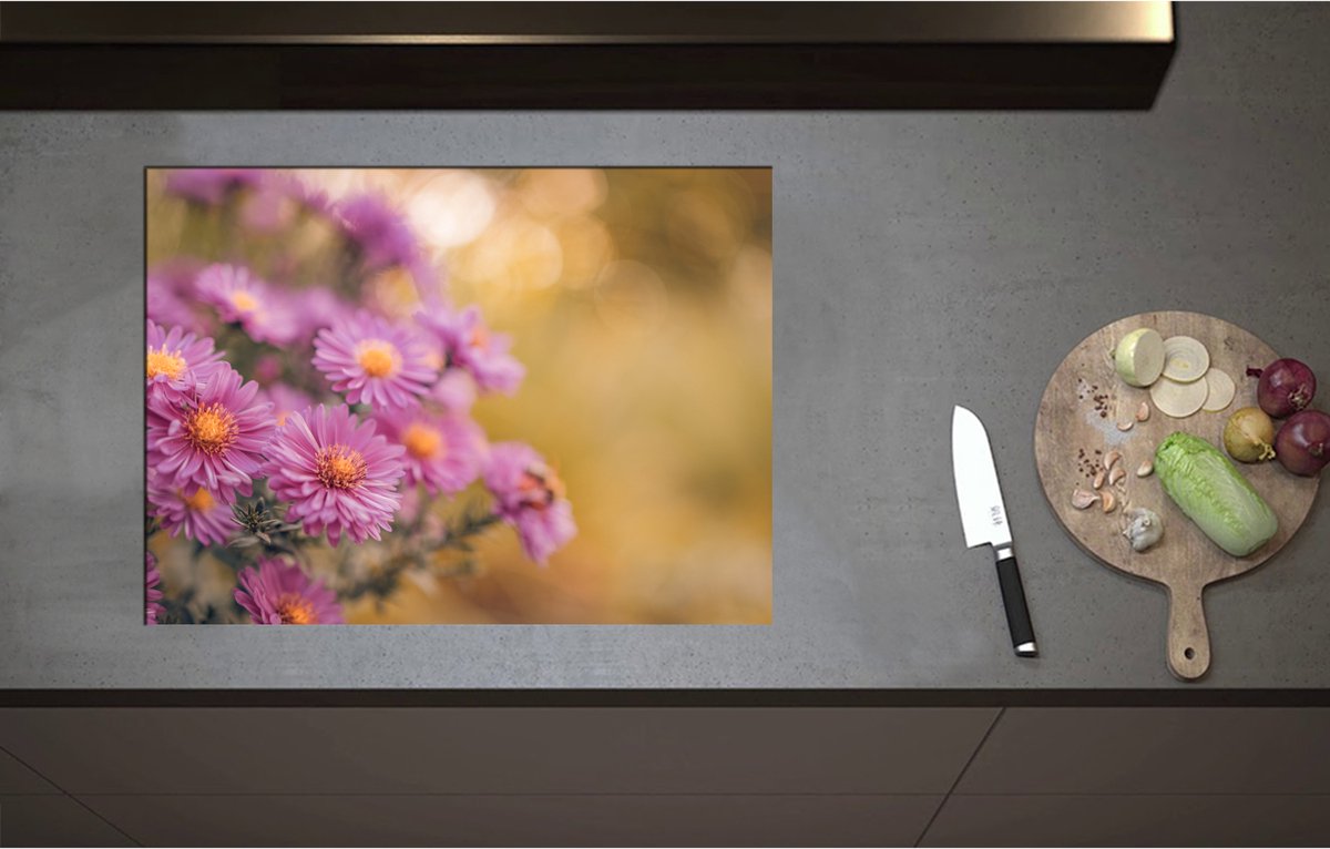 Inductieplaat Beschermer - Bos van Paarse Madeliefjes - 71x52 cm - 2 mm Dik - Inductie Beschermer - Bescherming Inductiekookplaat - Kookplaat Beschermer van Zwart Vinyl