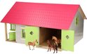 Houten speelgoedpaardenstal met roze dak, limegroene deuren. 3 bruine paarden bij de ingang.