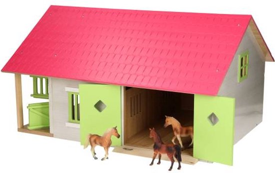 Houten speelgoedpaardenstal met roze dak, limegroene deuren. 3 bruine paarden bij de ingang.
