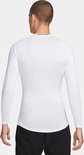 Man draagt witte Nike Pro longsleeve shirt met zwarte Nike Pro tekst op de achterkant.