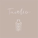 Tavellio merklogo in wit met een lijntekening van een grachtenpand op een beige achtergrond.