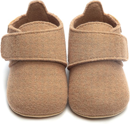 Vooraanzicht van kaki babyslofjes met klittenbandsluiting. Zachte, vilten stof.