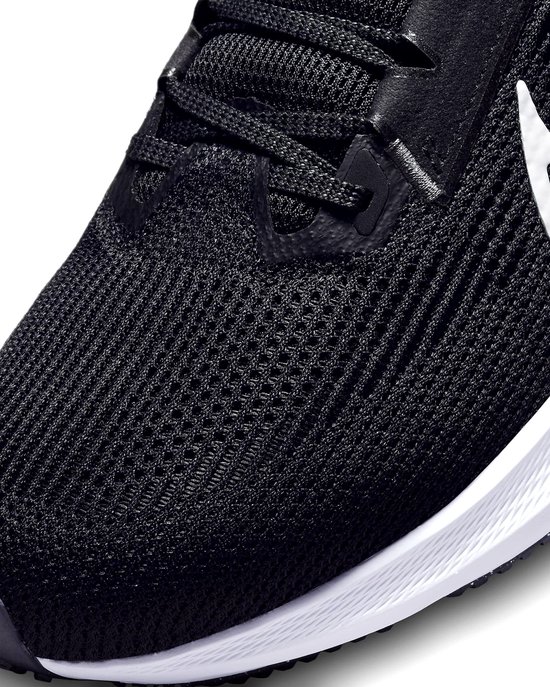 Detail van een zwarte Nike hardloopschoen, met veters en mesh materiaal.
