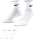 Twee witte Nike enkelsokken met zwart Nike logo, en een miniatuurweergave van drie sokken.