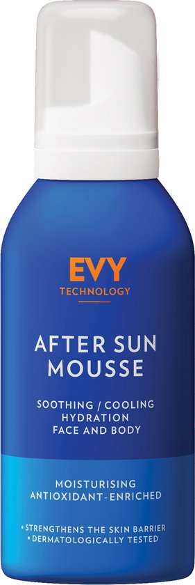 Blauwe fles EVY After Sun Mousse met witte dop, staand op witte achtergrond.