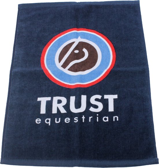 Donkerblauwe handdoek met 'TRUST equestrian' en een logo met een paardenhoofd in een cirkel.