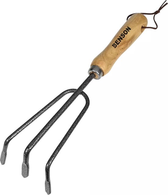Benson tuinhark met een houten handvat en een metalen kop met drie tanden.