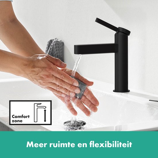 Matzwarte wastafelkraan met ComfortZone, handen worden gewassen.