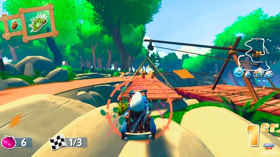 Smurf in blauwe kart op oranje parcours, rijdend over een houten brug.