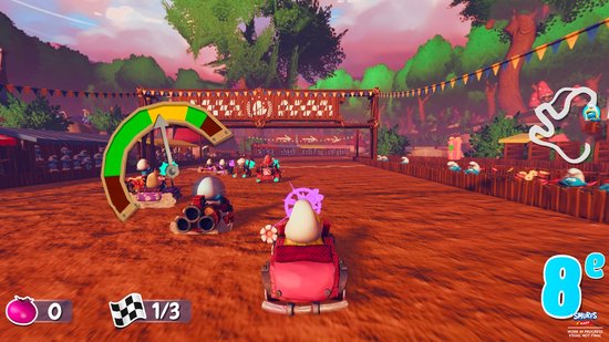 Race-einde met Smurf in roze kart en een scorebord met een eier-thema.