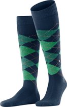 Paar donkerblauwe kniekousen met groen en bruine ruitjespatroon, staand.
