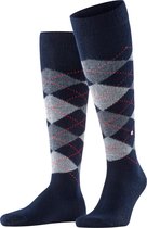 Kniekousen met argylepatroon in donkerblauw, grijs en rood.