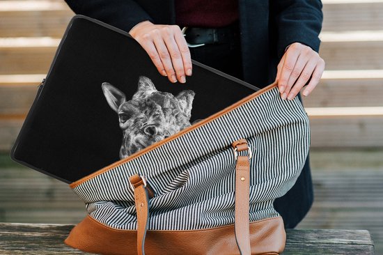 Laptophoes 15.6 inch - Giraffe - Dier - Zwart - Wit - Laptop sleeve - Binnenmaat 37x26 cm - Zwarte achterkant