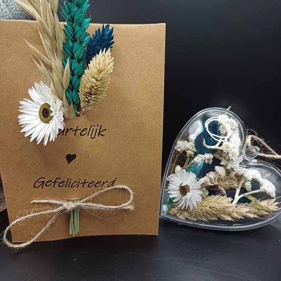 Droogbloemenkaart "Hartelijk gefeliciteerd" en hart met droogbloemen in blauwe en naturel tinten - droogbloemen - decoratie - cadeau - boeket - bloemen - krans - bruiloft - feest - verjaardag