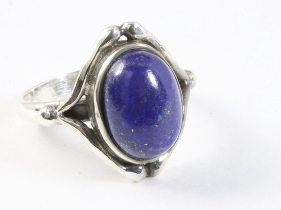 Bewerkte zilveren ring met lapis lazuli - maat 16