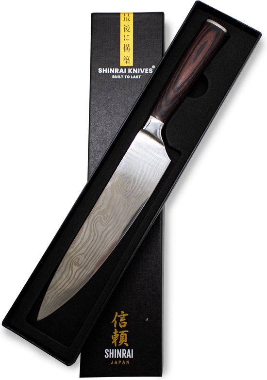 Couteau de chef à motif damas et manche en bois sombre dans un coffret cadeau noir avec un nœud rouge.