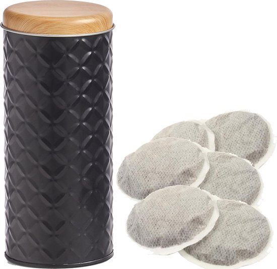 Zwart bewaarblik met ruitpatroon en houten deksel, naast zes koffiepads.