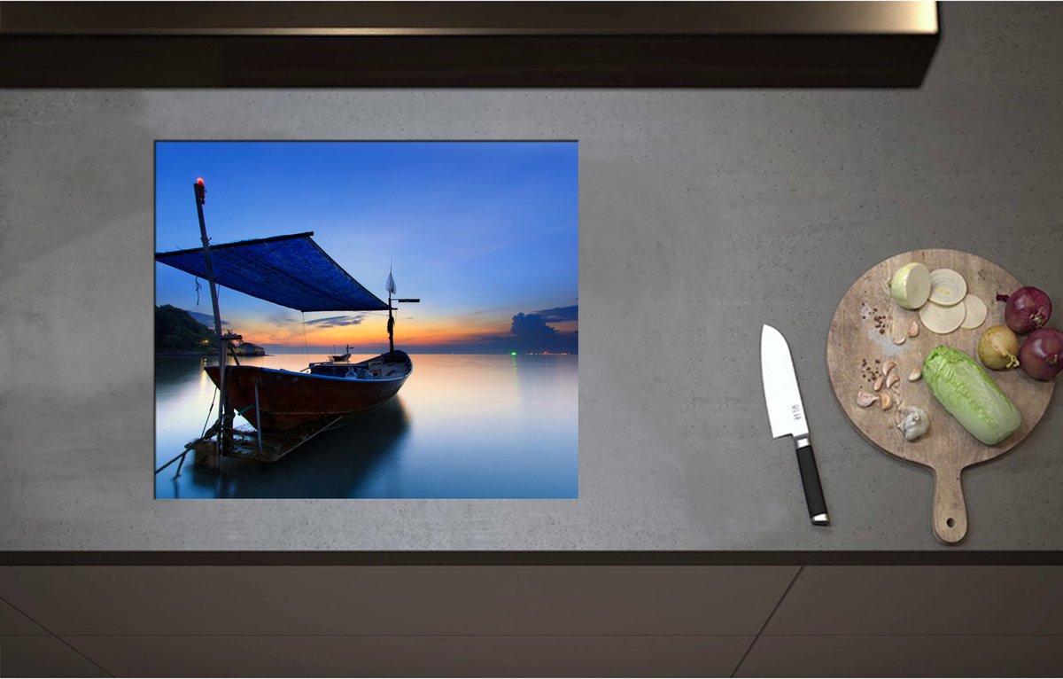 Inductieplaat Beschermer - Aangemeerde Vissersboot op Kalm Water tijdens Zonsondergang - 60x51 cm - 2 mm Dik - Inductie Beschermer - Bescherming Inductiekookplaat - Kookplaat Beschermer van Wit Vinyl