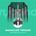 Detail van de ritssluiting op het veiligheidsnet van een zwarte trampoline, met Tycano logo en tekst 'Makkelijke toegang'.