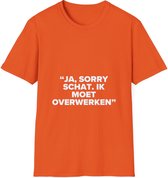 EK MERCH - "Ja sorry schat. Ik moet overwerken" - MAAT S (Maat S-2XL beschikbaar) - EK Voetbal 2024 - T shirts - Unisex T-shirt - Oranje shirts - Support Nederland met dit Voetbal shirt