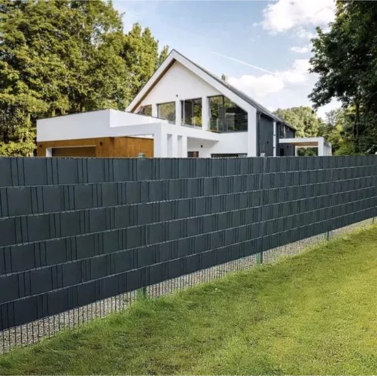 Donkergrijs vlechtbandhekwerk met verticale strepen, voor een moderne tuin.
