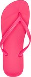 Eén fuchsia Ipanema teenslipper met textuur en logo.