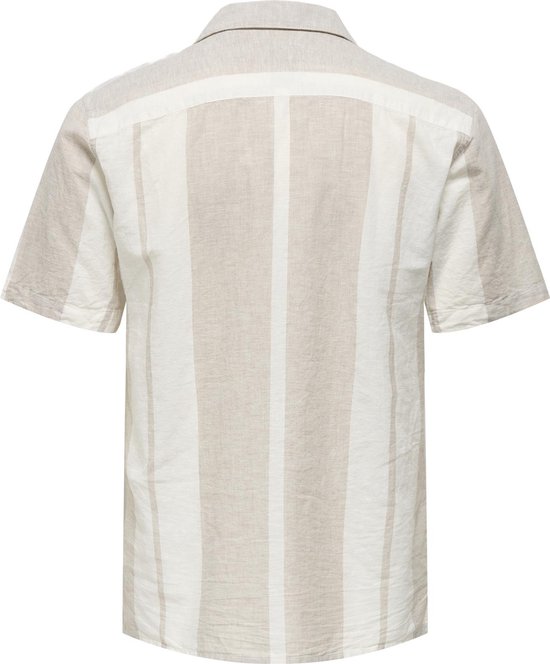 Achterkant van een beige kortarmig overhemd met verticale witte en beige strepen.
