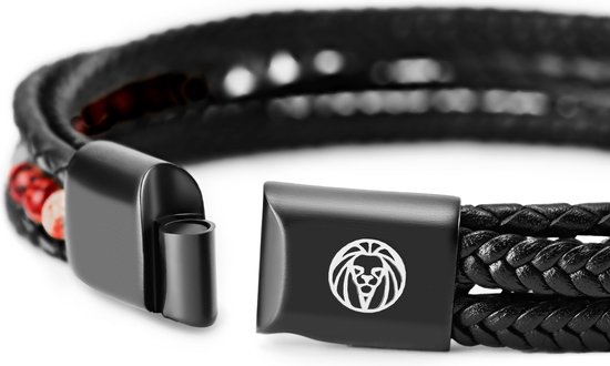 Zwarte gevlochten leren armband met rode kralen en zwarte magneetsluiting met leeuwlogo.