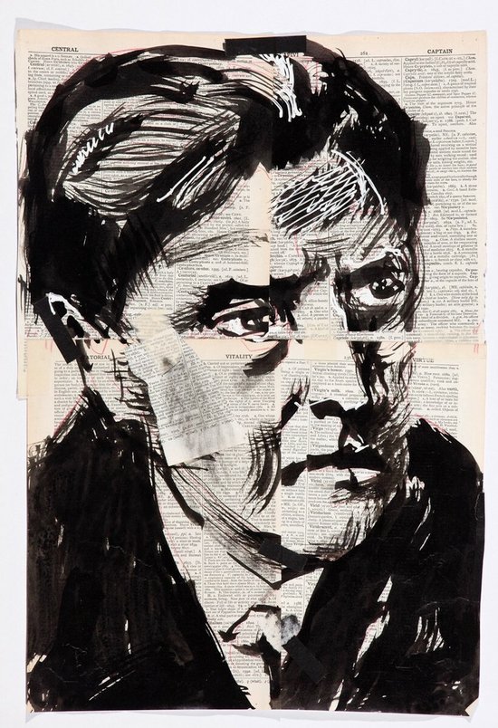 Zwart-wit inktportret van een man, geschilderd over een collage van oude woordenboekpagina's.