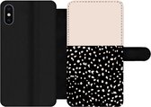 Bookcase Geschikt voor iPhone XS Max telefoonhoesje - Stippen - Beige - Zwart - Met vakjes - Wallet case met magneetsluiting