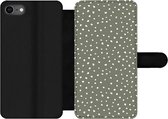 Bookcase Geschikt voor iPhone 8 telefoonhoesje - Stippen - Groen - Wit - Met vakjes - Wallet case met magneetsluiting